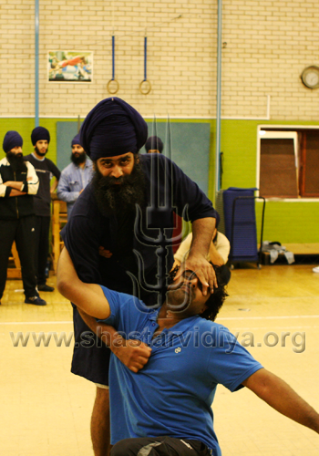 Nidar Singh Nihang demonstrating a Sava Rakhsha technique, London