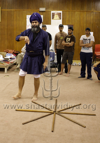 Nidar Singh Nihang demonstrating principles of Pentra (footwork), Birmingham