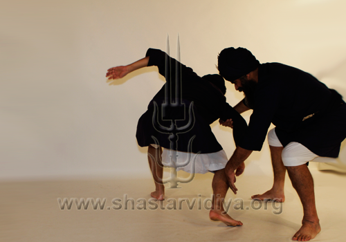 Nidar Singh Nihang executing a technique in the Hanuman Yudhan combat style